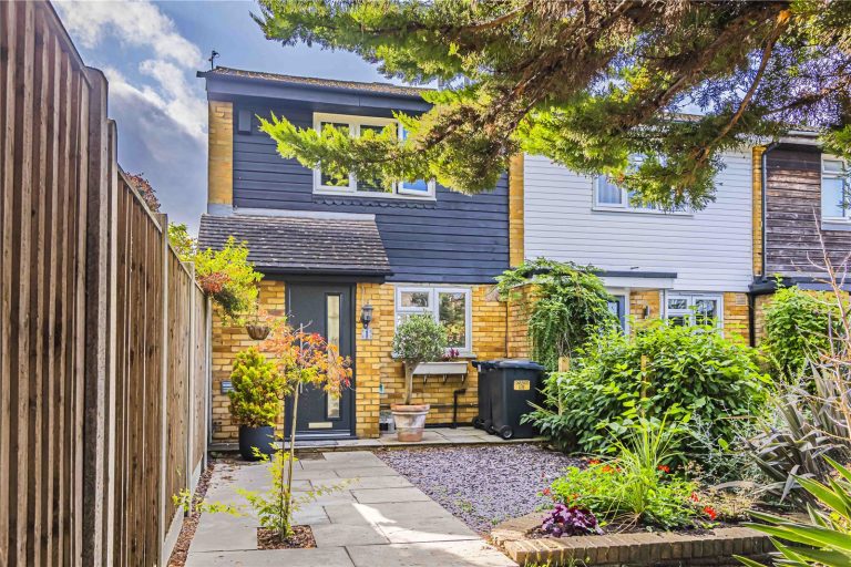 Charlesworth Close, Cornerhall